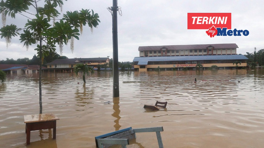 SEKOLAH Rendah Tengku Ampuan Intan, Kuala Berang ditenggelami air selepas hujan lebat. FOTO Ghazali Kori
