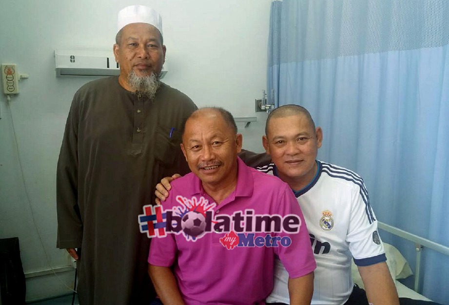 RAIMI (kanan) mendapat sokongan daripada bekas rakan sepasukannya ketika mewakili negara era 80-an Razip Ismail (tengah) dan Akob Hitam. -Foto IHSAN MOHD RAIMI MOHAMMAD JAMIL