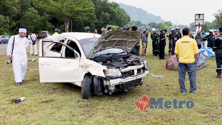 KERETA terbabit dalam kemalangan di Kilometer 108, Jalan Kuala Terengganu-Kuantan dekat Kampung Labuhan. FOTO Rosli Ilham