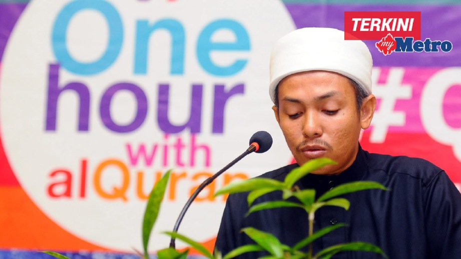 IMAM Masjid Kerajaan Negeri, Che Mohd Fakhrul Rozi Che Ismail mengetuai bacaan al-Quran pada program World #QuranHour di Kuala Terengganu. FOTO Mohd Syafiq Ridzuan Ambak