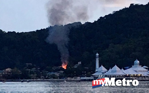 PANDANGAN dari laut menunjukan kebakaran di perkampungan nelayan di Pulau Perhentian. Mohamad Ishak