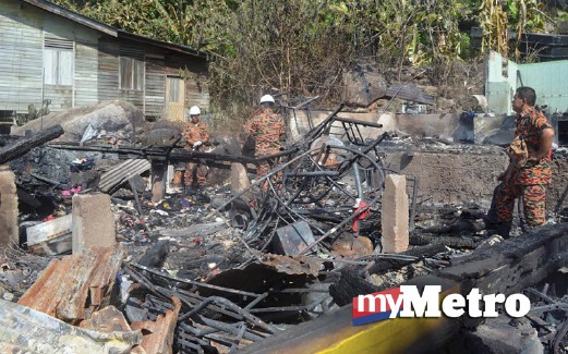 ANGGOTA Bomba membuat pemeriksaaan ke atas rumah yang terbakar. FOTO Mohamad Ishak