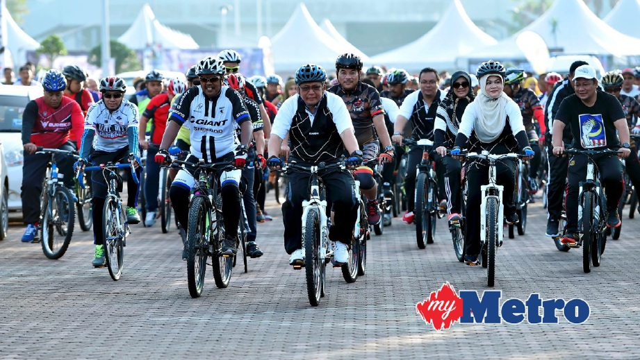 AHMAD Razif (tengah) bersama peserta mengayuh basikal pada program Pelancaran Kuala Nerus Car Free Hour. FOTO Mohd Syafiq Ridzuan Ambak