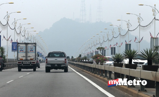 PANDANGAN dari Jambatan Sultan Mahmud ke Bukit Besar tidak jelas akibat keadaan berjerebu. FOTO Imran Makhzan