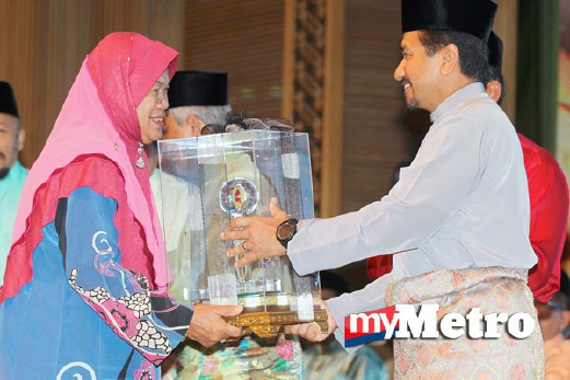 SULTAN Mizan Zainal Abidin (kanan) menyampaikan Anugerah Tokoh Maal Hijrah kepada Sepiah. FOTO Rozainah Zakaria