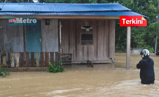 Kampung Bukit Kolam, Ajil dinaiki air berikutan hujan lebat. FOTO Nazdy Haru