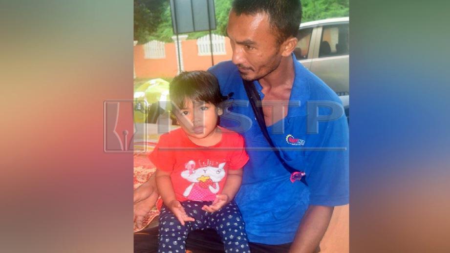 ZULAIKHA Wailah diselamatkan bapanya selepas dia terjatuh ke dalam air banjir. FOTO Rosli Ilham