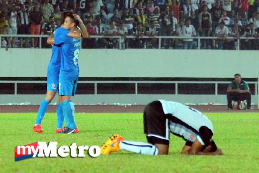 PEMAIN LionsXII meraikan kemenangan pada separuh akhir kedua Piala FA di Kuala Terenganu. FOTO Aswadi Alias