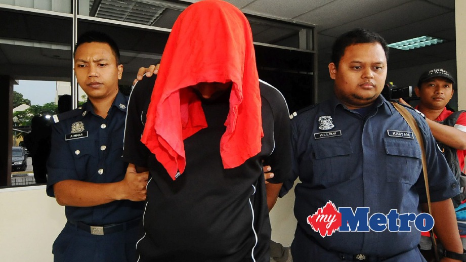 TERTUDUH (tengah) dijatuhi hukuman penjara tiga bulan. FOTO Mohd Syafiq Ridzuan Ambak