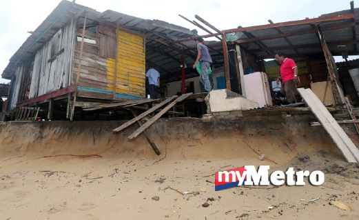 RUMAH musnah akibat air pasang besar di Kampung Tanjung Gelam. OTO Aswadi Alias