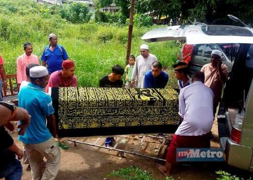 AHLI keluarga mengangkat jenazah Muhammad Nur Hisam yang maut selepas melanggar penghadang jalan. FOTO Khairul Hamizy Ramlee