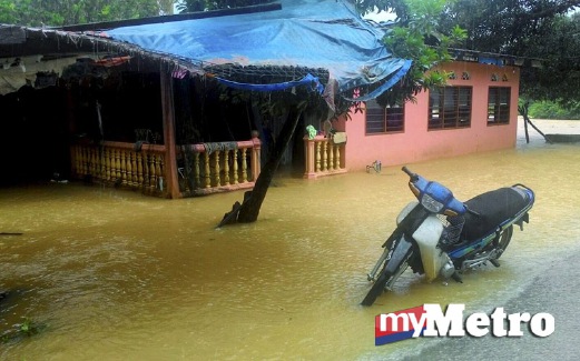 RUMAH di Kampung Kolam, Ajil, mula dinaiki air berikutan hujan lebat. FOTO Nazdy Harun