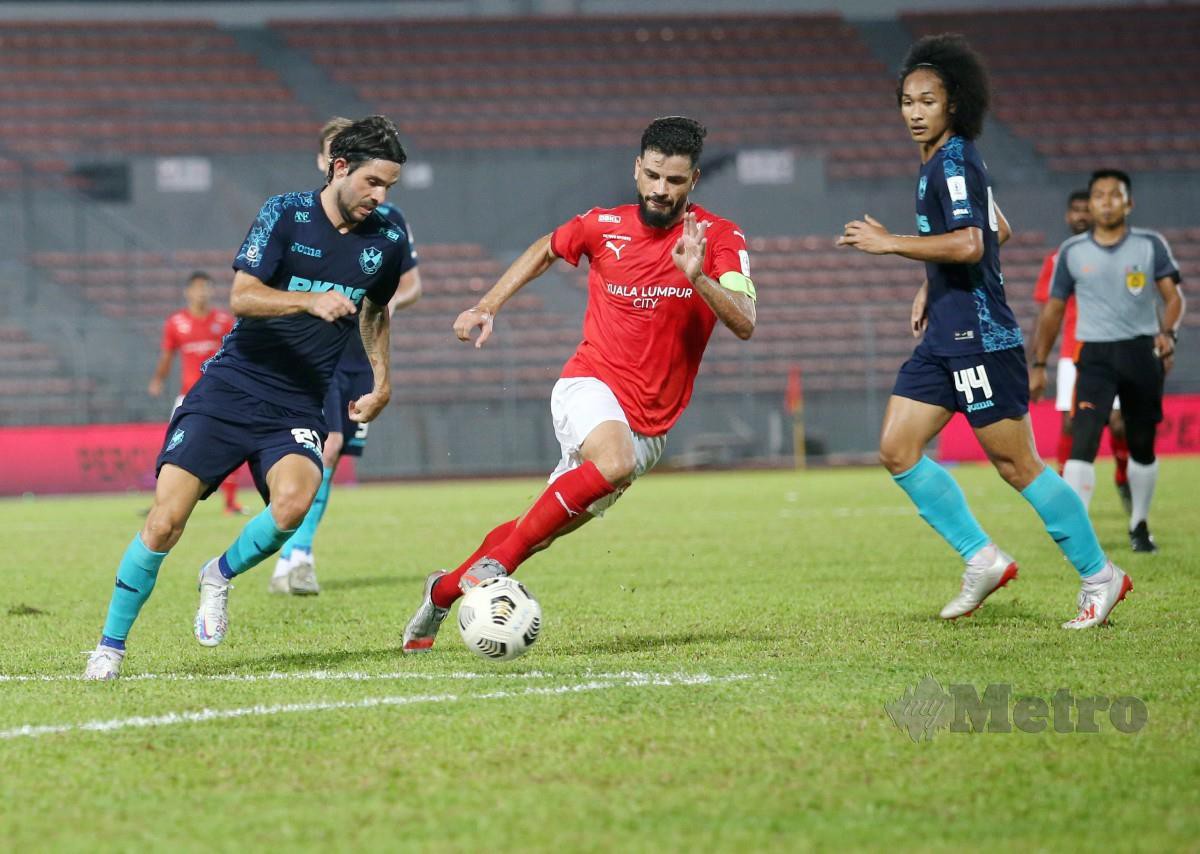 PEMAIN Kuala Lumpur City, Paulo Josue Sturmer Dos Reis (tengah) diasak pemain Selangor FC, Oliver Buff (kiri). FOTO Eizairi Shamsudin