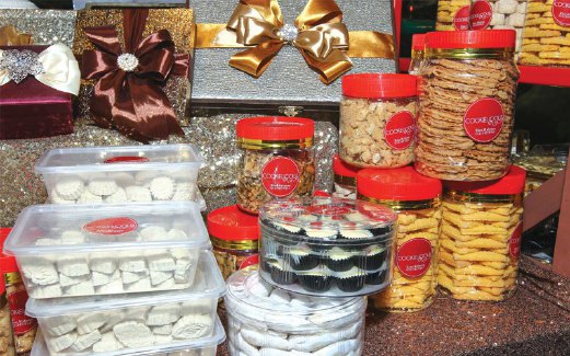 PELBAGAI jenis kuih dan biskut tradisional dijual dengan harga berpatutan dan rasa yang enak.