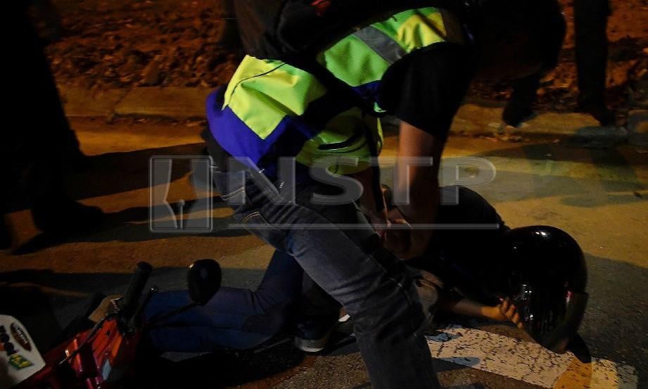 POLIS menahan lelaki yang ingkar untuk bersurai, ekoran daripada rusuhan di Kuil Sri Mariamman, USJ 25. FOTO Mahzir Mat Isa