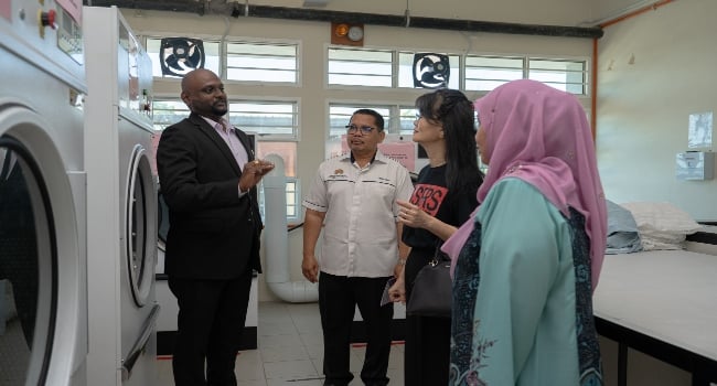 Penerima RISE Educator of the Year 2023, Kumaresan menerangkan mengenai Projek School Enterprise Kedai Dobi OKU kepada Timbalan Pengarah Bahagian Pendidikan Khas, Kementerian Pendidikan Dr Mohd Anuar Abdullah dan Pengarah Kampus Taylor's College, Josephine Tan bersama Pengetua SMPKV Merbok, Puan Rabthah. FOTO - Taylor’s College.