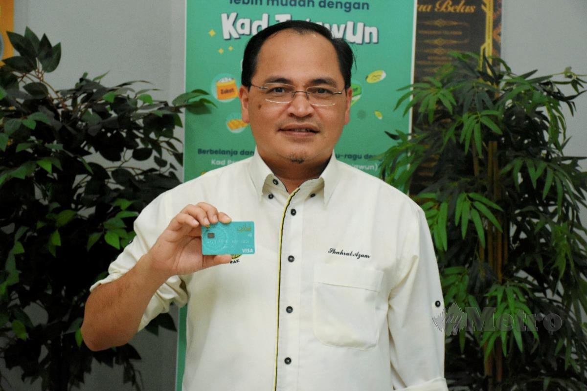 Ketua Pegawai Eksekutif MAIPk, Shahrul Azam Shaari menunjukkan produk baharu Kad Prabayar Visa GoPayz-MAIPk (Ta’awun). FOTO IHSAN MAIPk