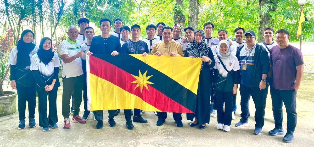 KONTINJEN UiTM Cawangan Sarawak yang akan menyertai KARiSMA Ke-29 di Negeri Sembilan. FOTO Ihsan UiTM Sarawak