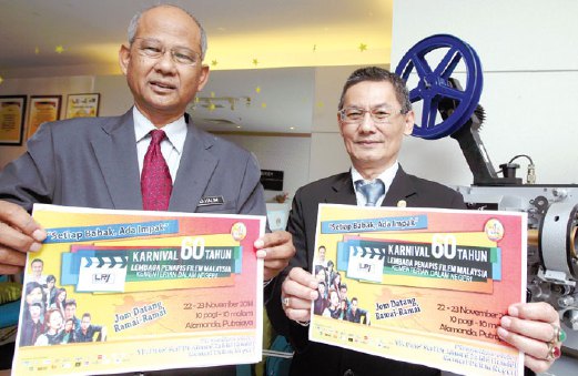 Pengerusi Lembaga Penapis Filem (LPF) Kementerian Dalam Negeri (KDN), Datuk Abdul Halim Abdul Hamid (kiri) bersama Mohd Zamberi menunjukkan poster Karnival 60 Tahun LPF.