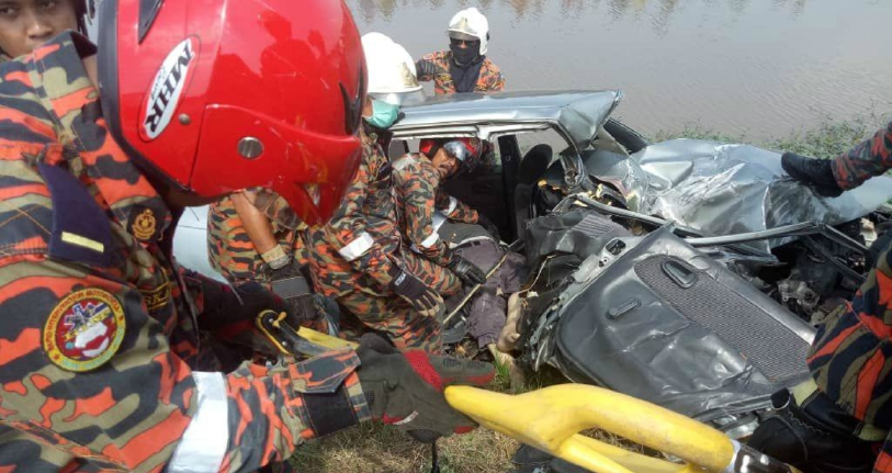 Maut kereta terjunam dalam tali air | Harian Metro