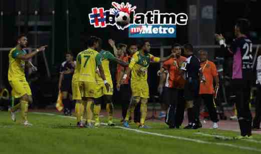 Pemain Kedah membantah gol PKNS FC pada perlawanan suku akhir kedua Piala Malaysia di Stadium Mini Selayang. Foto fail NSTP.