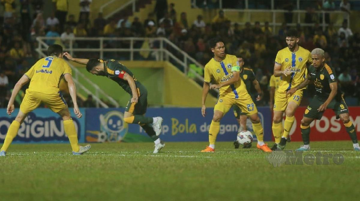 PEMAIN Kedah, Willian Lira (kanan) diasak pemain Sri Pahang FC, Mohamad Fadli Mohd Shas (tengah) di Stadium Darul Makmur. FOTO FARIZUL HAFIZ AWANG