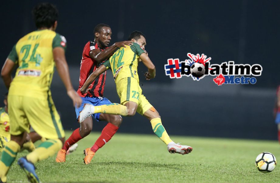 PEMAIN Kedah (kanan) diasak pemain MIFA (tengah) ketika perlawanan Piala Malaysia 2018 di Stadium Majlis Bandaraya Petaling Jaya. Foto NSTP/NUR ADIBAH AHMAD IZAM