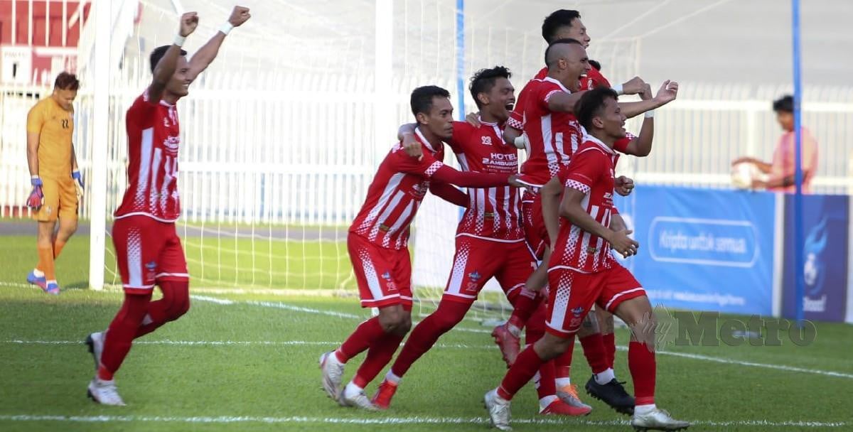 PEMAIN Kelantan FC meraikan kemenangan selepas menumpaskan UiTM FC 1-0  di Stadium Muhammad IV, Kota Bharu. FOTO NIK ABDULLAH NIK OMAR