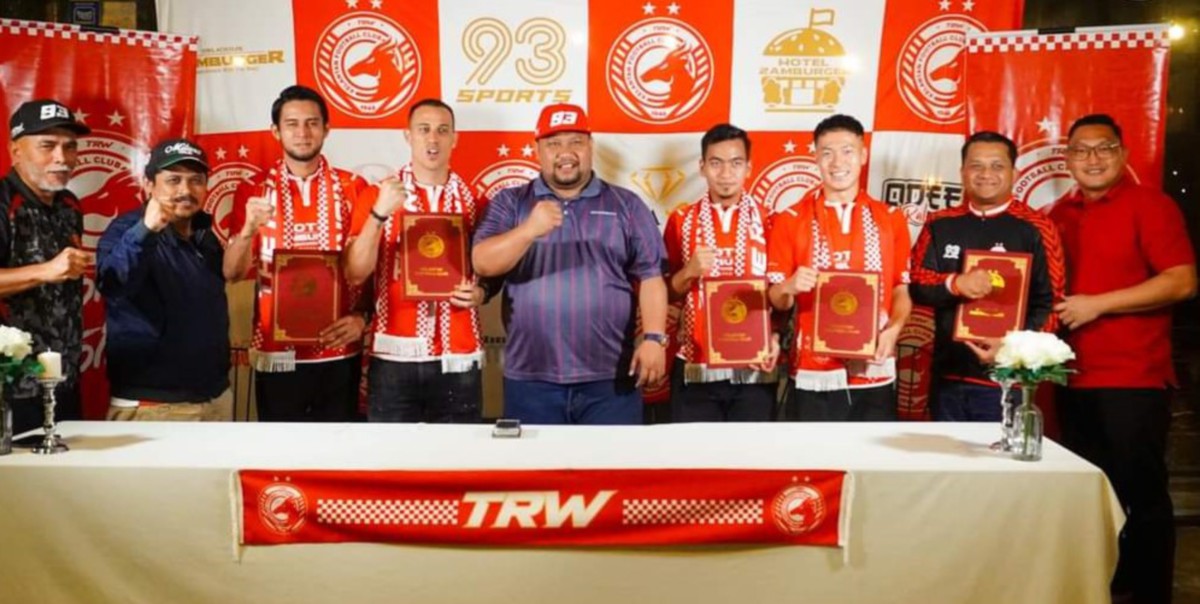 PEMILIK kelab TRW Kelantan FC, Norizam Tukiman (tengah) bersama dua pemain import dan tempatan dalam majlis tandatangan pemain baru. FOTO Ihsan TRW Kelantan FC 