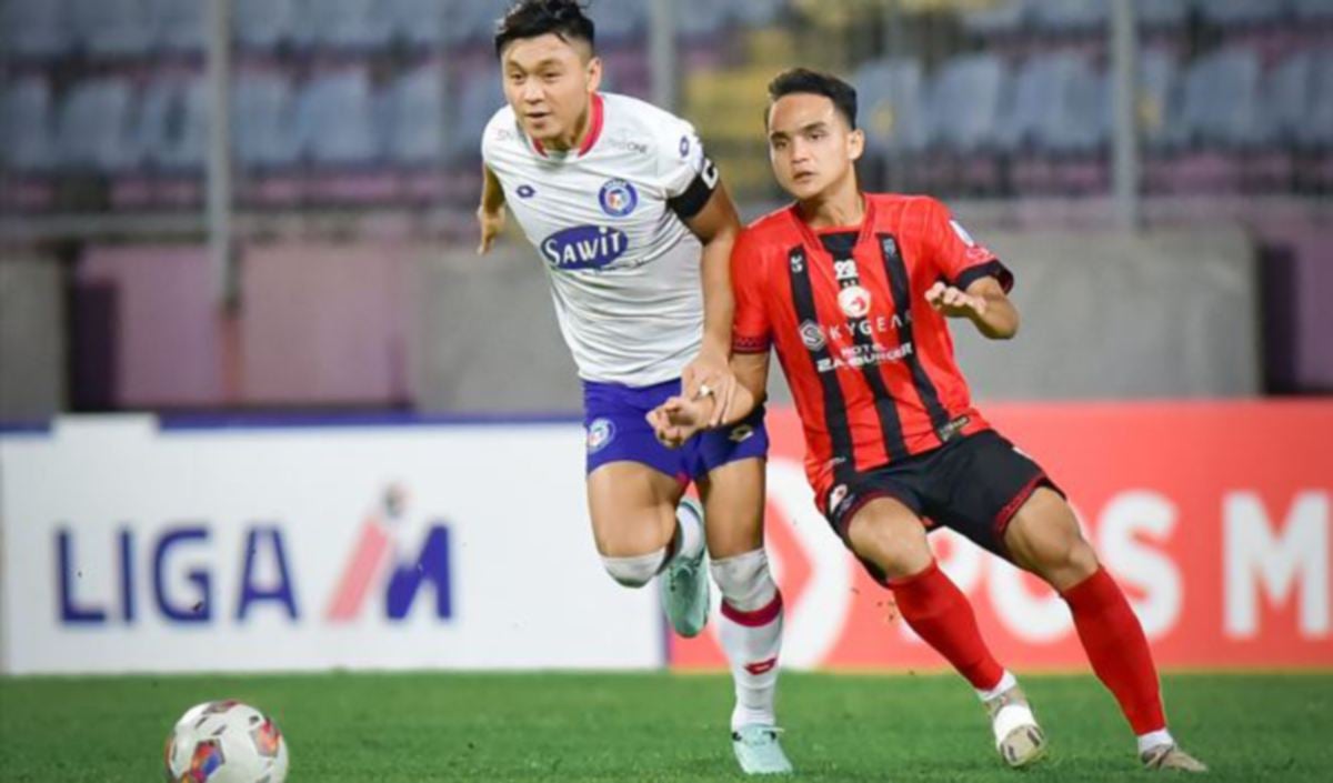 AKSI antara Kelantan dan Sabah dalam perlawanan Liga Super semalam. FOTO Ihsan Sabah FC