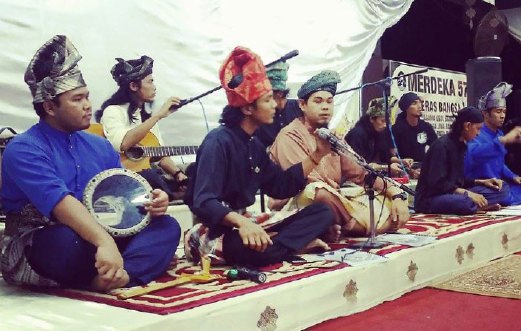 KUMPULAN muzik Ladang Alam Warisan mempersembahan irama Melayu.