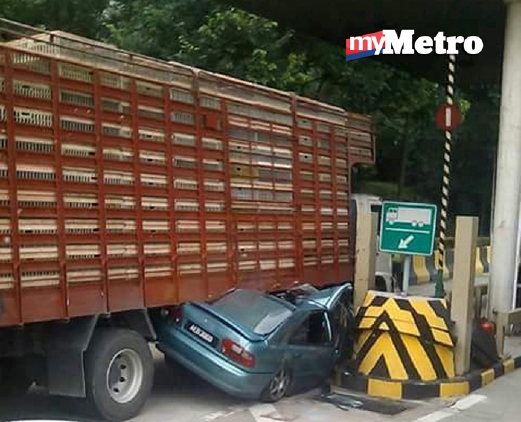 Keadaan kereta yang tersepit antara lori dengan tembok Plaza Tol Jalan Duta. - Foto NSTP