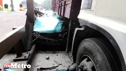 Keadaan kereta yang tersepit antara lori dengan tembok Plaza Tol Jalan Duta. - Foto NSTP