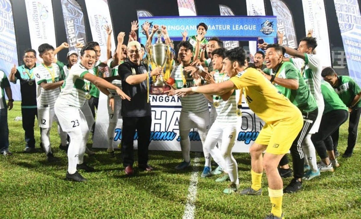 PEMAIN Kerteh FC ketika menjulang trofi Liga Amatur Terengganu (TAL) pada 2019. FOTO Ihsan Kerteh FC