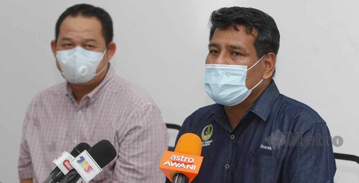 KHAIRUL Shahril (kanan) berharap agar peminat pasukan Perak FC terus kekal setia memberi sokongan. FOTO Bernama
