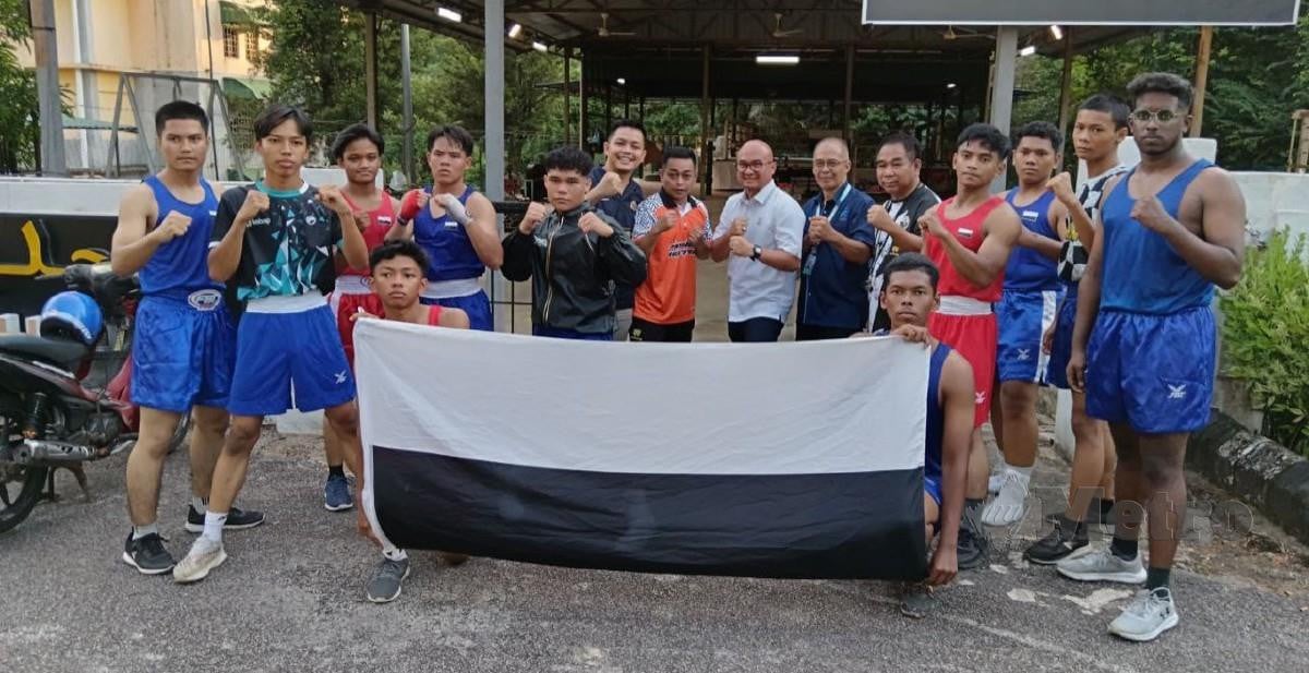FADZLI (tengah) bersama atlet tinju Pahang ketika meninjau latihan di Pusat Tinju, Majlis Sukan Pahang, Kuantan. FOTO ASROL AWANG