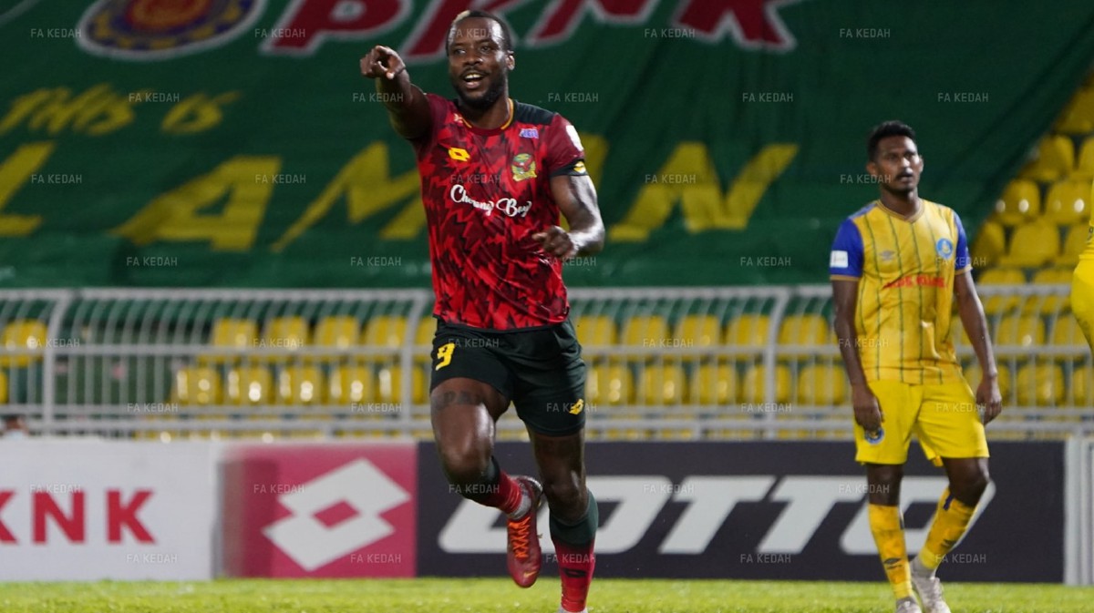 SHERMAN meraikan gol kedua Kedah ketika dalam perlawanan pusingan pertama Piala Malaysia mengalahkan Pahang 3-2. FOTO Ihsan Persatuan Bolasepak Kedah