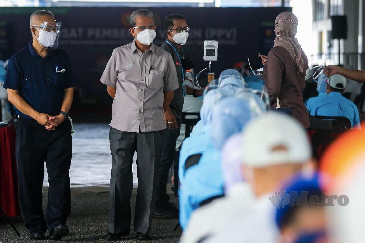 Dr Ku Abd Rahman (dua kiri) ketika melawat Program Imunisasi Industri Covid-19 Kerjasama Awam-Swasta (PIKAS) di kilang Minebea Electronics Motor (M) Sdn Bhd. FOTO LUQMAN HAKIM ZUBIR