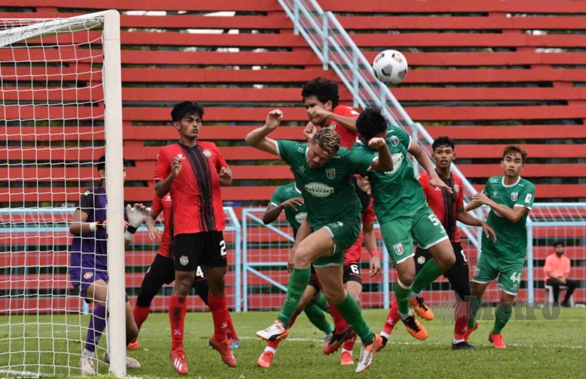 PEMAIN skuad Projek FAM-MSN mengasak benteng Kuching City FC pada aksi tertunda Liga Perdana di Stadium Majlis Bandaraya Pasir Gudang (MBPG), semalam. FOTO Ihsan Kuching City FC,