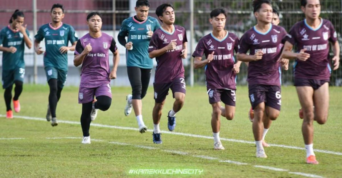 PEMAIN Kuching City FC giat menjalani latihan menjelang aksi Liga Malaysia musim ini. FOTO Ihsan KCFC