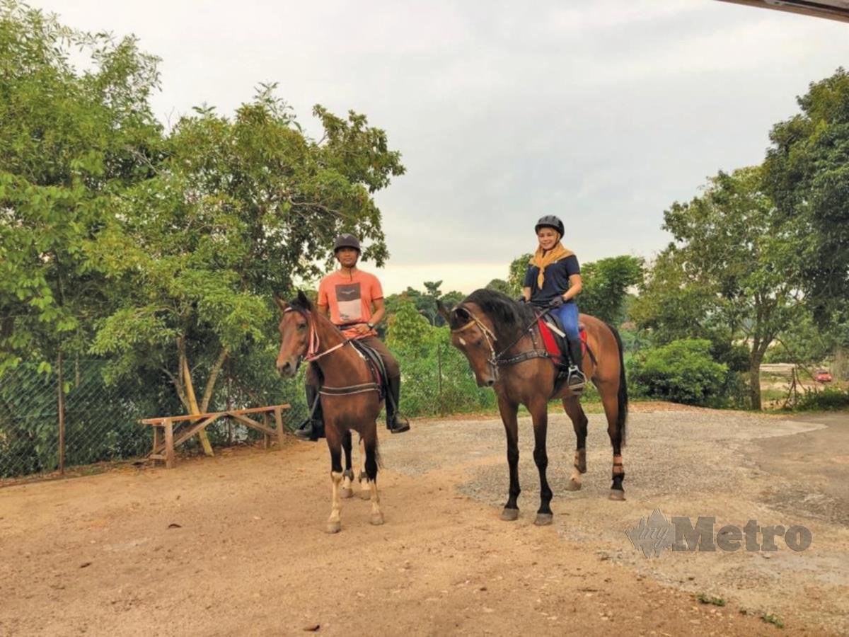 TERDAPAT juga aktiviti menjelajah kampung dengan berkuda.