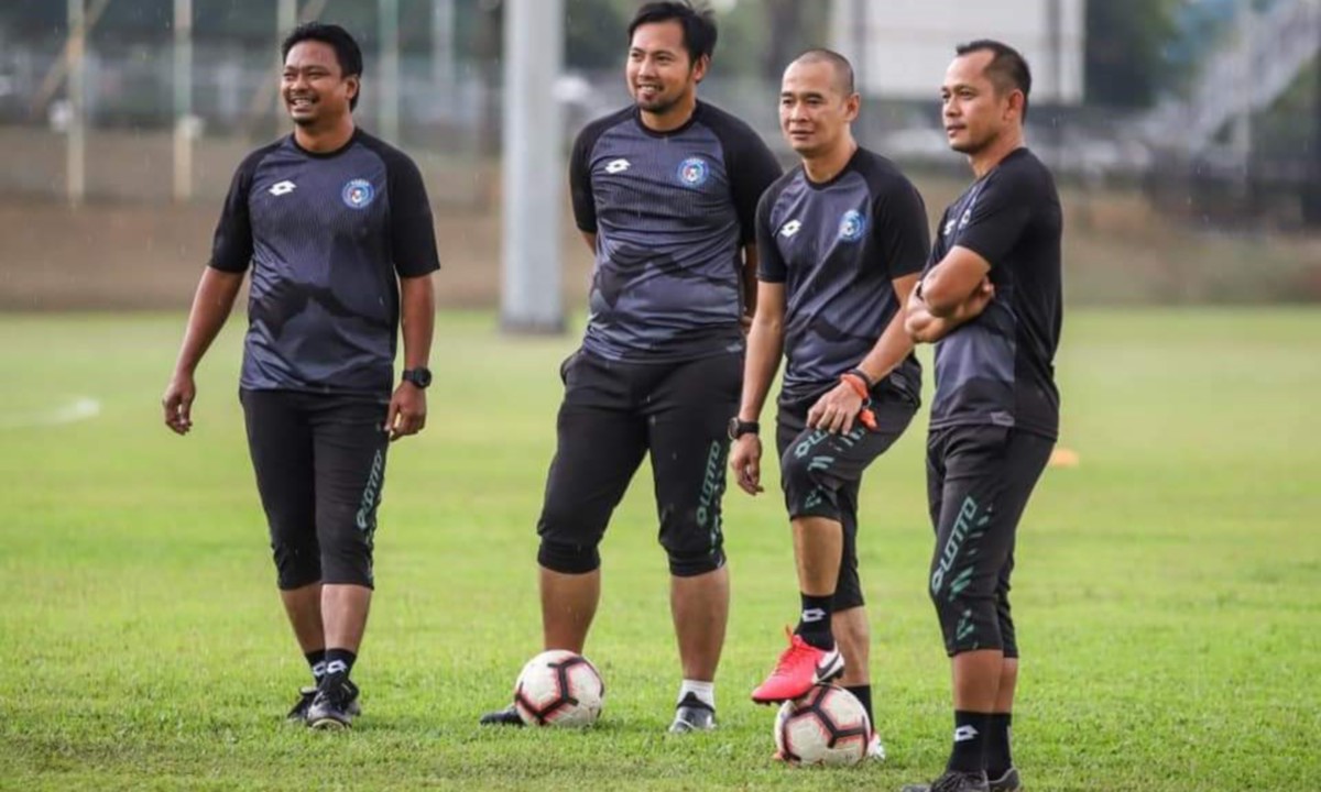 KURNIAWAN (dua dari kanan) bersama barisan kejurulatihan Sabah FC. FOTO Ihsan Sabah FC