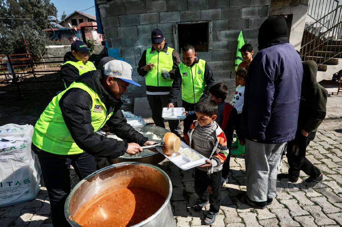 Ahli Iman Care bergotong royong memasak makanan sebelum diagihkan kepada  penduduk yang merupakan mangsa gempa bumi di Kampung Tayfursokmen yang terletak di wilayah Reyhanli, Hatay, Turkiye. FOTO GHAZALI KORI