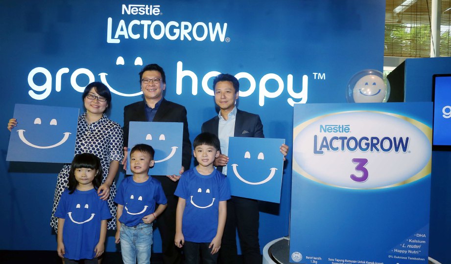 KENNY (belakang, tengah), Pengurus Produk Lactogrow Nestle Nutrition Malaysia, Siew Pui Mun (belakang, kiri) dan Pengarah komunikasi Nestle Malaysia, Eugene Chan (belakang, kanan) pada pelancaran Lactogrow serba baru. 