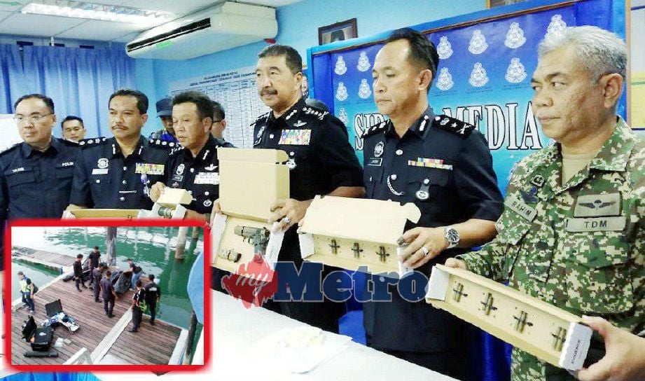 PESURUHJAYA Polis Sabah, Datuk Ramli Din menunjukkan senjata yang ditemui dalam bot dinaiki empat suspek penjenayah rentas sempadan yang mati ditembak di perairan FELDA Sahabat, Lahad Datu. Gambar kecil, polis mengangkat mayat suspek. Foto IHSAN PDRM dan IHSAN PEMBACA 