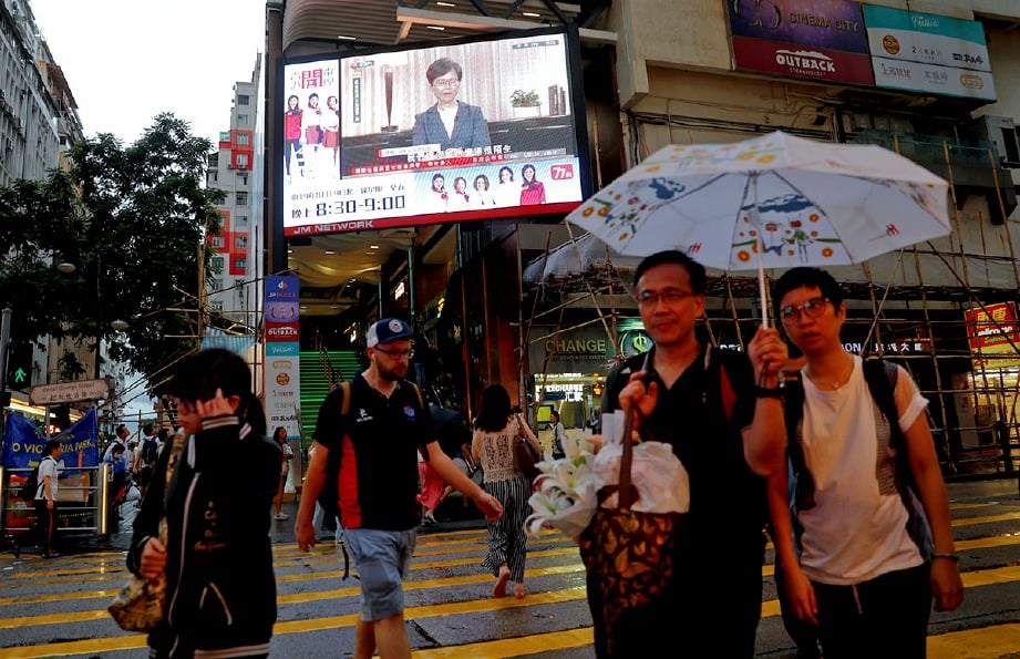 UCAPAN Lam disiarkan di kaca televisyen Hong Kong, China hari ini. FOTO Reuters