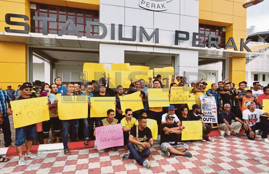 PENYOKONG Perak berkumpul di Perkarangan Stadium Perak menuntut Presiden Persatuan Bolasepak Perak (PAFA), Hasnul Zulkarnain Abd Munaim meletak jawatan. FOTO/EFFENDY RASHID