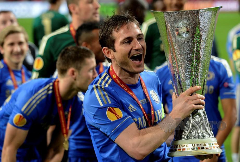 Pemain Chelsea Frank Lampard bersama trofi Piala Europa ketika menjulangnya pada 2013. FOTO File Reuters. 