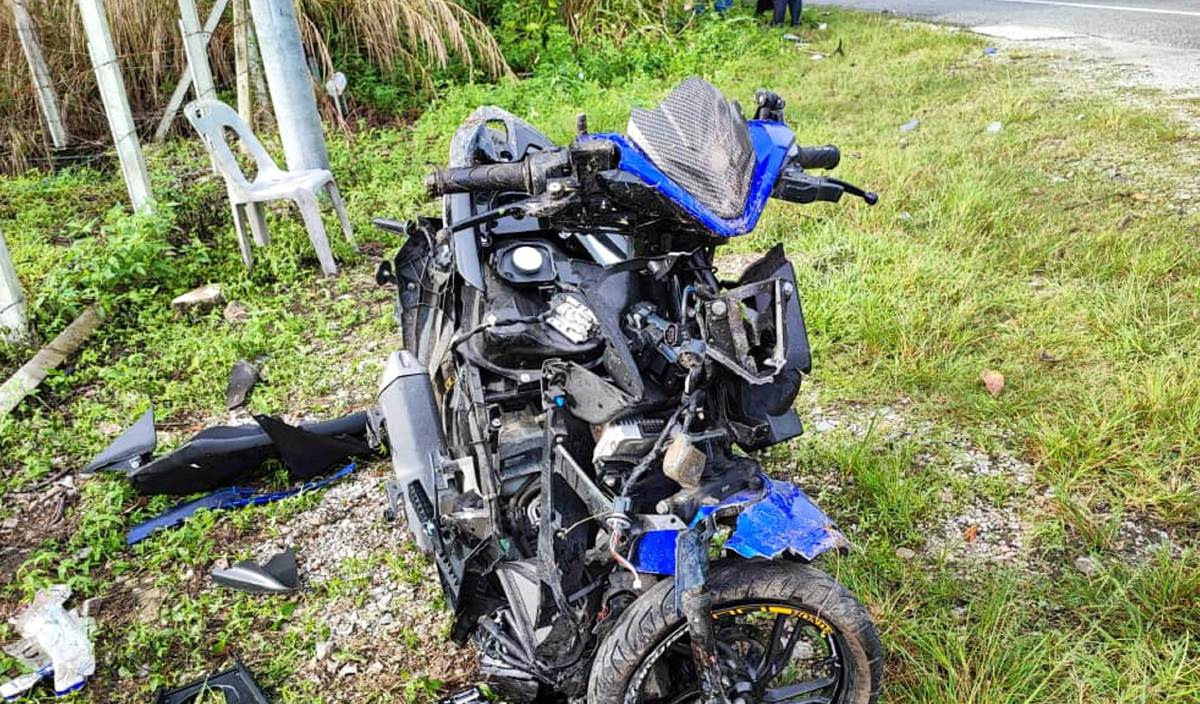 GURU besar dari SK Sahom maut selepas motosikal yang ditunggang dilanggar kenderaan jenis Perodua Alza di kilometer (km) 23.5 Jalan Ipoh- Kuala Lumpur berhampiran warung Kampung Gunung Panjang. FOTO Ihsan PDRM