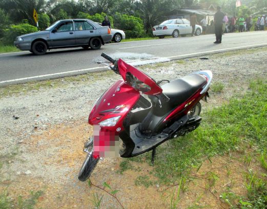 KEADAAN motosikal ditunggangi Long yang  maut selepas bergesel dengan  lori  di Kilometer 149, Jalan Kuantan-Johor Bahru, semalam.